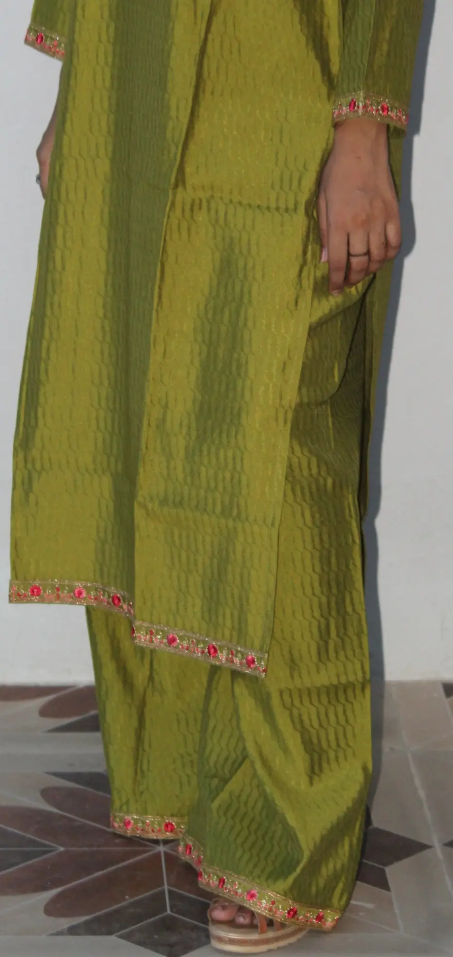 /storage/photos/1/Products/Suit/mehendi green stylish (11).webp